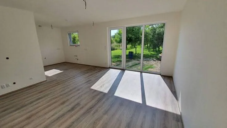 Interior — pardoseală tip lemn — Case Trainice